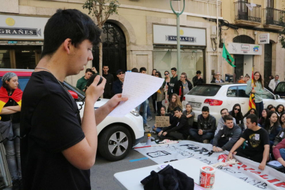 El representante del sindicato de estudiantes en Tarragona leyendo un manifiesto delante de otros estudiantes, al final de la protesta.