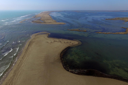Imatge aèria del trencament de la barra de la platja de Buda amb el canal que comunica el mar i un dels calaixos. Imatge publicada el 9 de maig de 2017