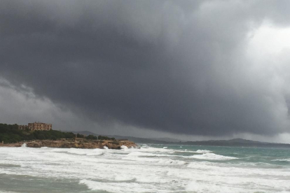 Imagen de una fuerte tormenta en el mirador de la Playa el Arrebatamiento.