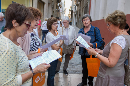 Mentre passegen pels carrers de la ciutat els participants llegeixen part de l'obra de l'historiador.