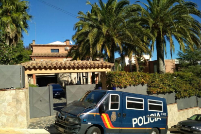 La Policia Nacional ha realitzat diferents reigistres en xalets de l'avinguda de la Camèlia de Castellmoster.