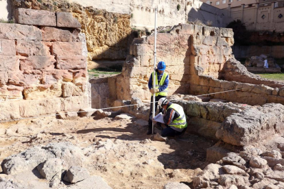 Els arqueòlegs rebaixen el terra d'una de les 'tabernae' descobertes en la zona comercial, en l'interior del Teatre.