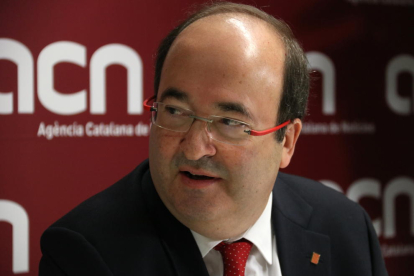 Primer plano del candidato del PSC el 21-D, Miquel Iceta, durante una rueda de prensa en la sede del ACN.