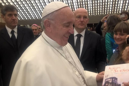 En el Vaticano pudieron encontrarse con el Papa y ofrecerle un libro sobre su historia.