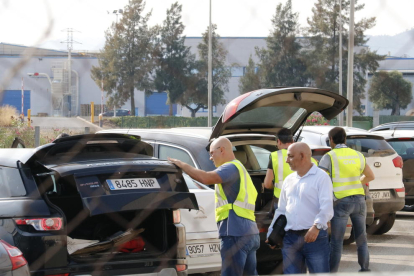 Agentes de la Guardia Civil poniendo mochilas en los maleteros de los coches en la salida de la imprenta de Constantí.