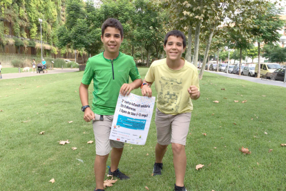 Los dos jóvenes presentando su segunda carrera, que se celebra el domingo en Pallaresos.