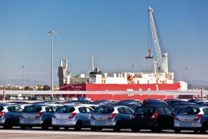 Cotxes aparcats a la terminal de vehicles del Port de Tarragona.
