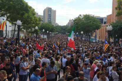 Més de 5.000 persones a la rambla del President Lluís Companys, davant del Corte Inglés de Tarragona, en la mobilització de la vaga general pel centre de la ciutat. Imatge del 3 d'octubre del 2017