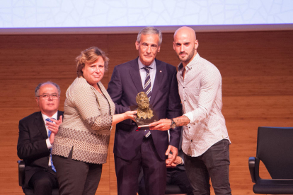 Mònica Balsells i Raül Marín recollint el premi durant la gala