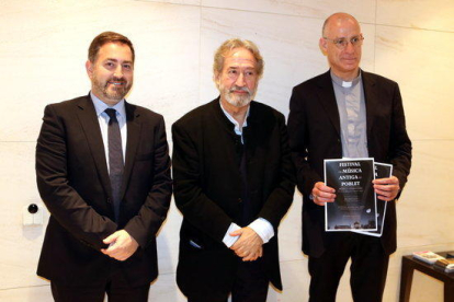 Alexis Gómez, director d'Institucions de CaixaBank a Tarragona; Jordi Savall, director artístic del Festival, i Octavi Vilà, abat de Poblet, el 9 de maig del 2017.