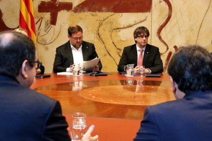 Puigdemont i Junqueras en la reunió extraordinària del Consell Executiu just abans d'anunciar la data i la pregunta del referèndum el 9 de juny del 2017.