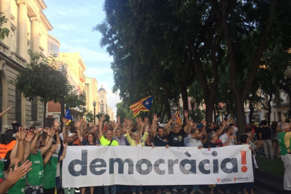 Aplauso silencioso a la manifestación en Tarragona, en la rambla Nueva.