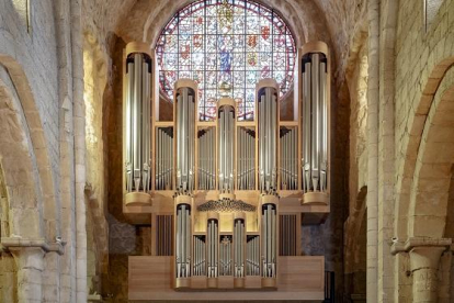 Imatge general de l'espectacular orgue 'Metzler' del monestir de Poblet -únic a tot l'estat espanyol-, inaugurat el 2012, i que conté més de 3.500 tubs que li confereixen una sonoritat única i especial com l'espai que l'acull