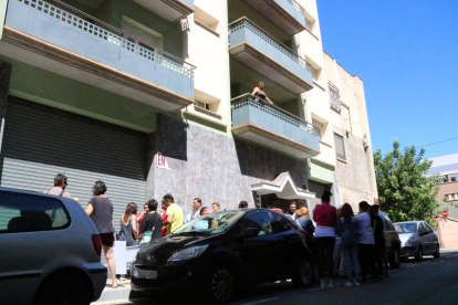 Un dels blocs ocupats amb nombrosos membres de les famílies gitanes ocupes concentrats baix al carrer.