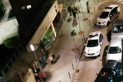 El hombre fue detenido en la calle Zamenhof por los Mossos D'Esquadra, que se dirigieron al lugar de los hechos con varias patrullas.
