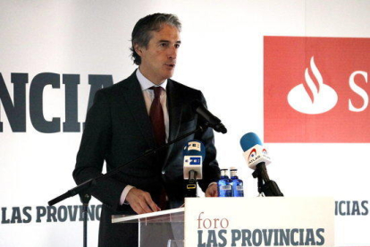 Pla mitjà del ministre de Foment Íñigo de la Serna durant la seva conferència aquest 07/11/2017 a València.