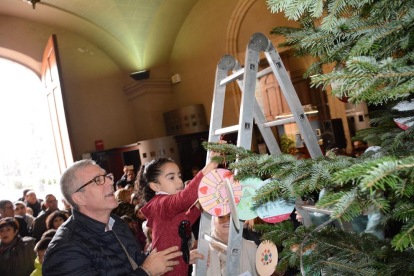 L'alcalde, Josep Fèlix Ballesteros, ha ajudat els infants a penjar els seus desitjos.