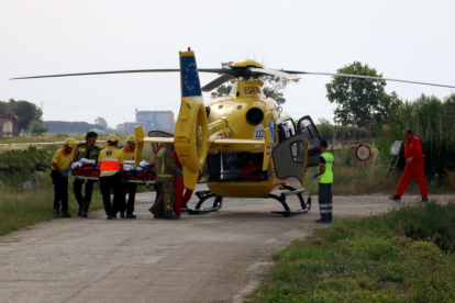L'helicòpter s'enduu el conductor del camió ferit. Imatge del 22 de maig de 2017