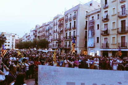 Imatge de la concentració d'aquest divendres davant l'Ajuntament de Tarragona.