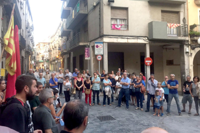 Concentració davant l'Ajuntament de Valls, a la plaça del Blat.