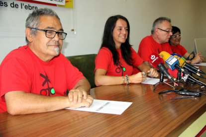 Los cuatro portavoces de la plataforma Trenes Dignos en rueda de prensa en la sede de CCOO, en Tortosa. Imagen del 15 de septiembre de 2016