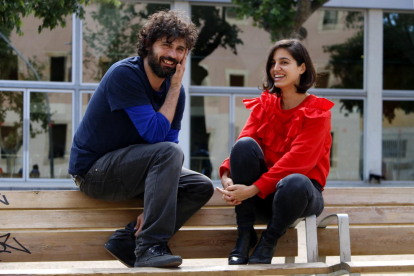 Imatge d'arxiu de Maria Arnal i Marcel Bagés asseguts en un banc de Barcelona.