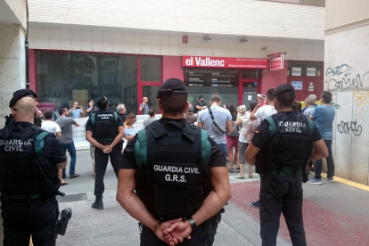 Agents de la Guàrdia Civil d'esquena mirant la seu del setmanari 'El Vallenc', el 9 de setembre del 2017 (Horitzontal).