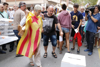 Concentració ciutadana davant la seu del setmanari 'El Vallenc', on s'ha posat una urna. Imatge del 9 de setembre del 2017 (Horitzontal).