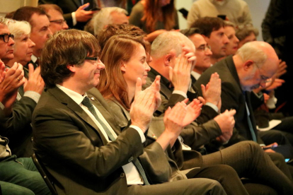 El president Puigdemont i la consellera Serret aplaudeixen durant l'acte amb els alcaldes de Brussel·les.