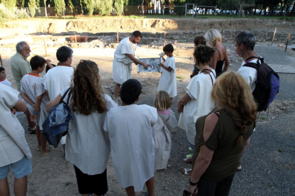 Un grup de visitants, gaudint de la visita teatralitzada a la vil·la romana.