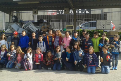Fotografía de familia de los alumnos que visitaron el centro de reciclaje.