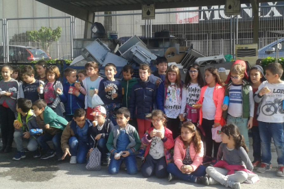 Fotografia de família dels alumnes que van visitar la deixalleria.