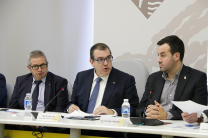 Plano medio del conseller de Interior, Jordi Jané, en el medio, con el alcalde de Deltebre, Lluís Soler, a la derecha; y el delegado del Gobierno en las Tierras del Ebro, Xavier Pallarès, a la izquierda, este 10 de febrero de 2017