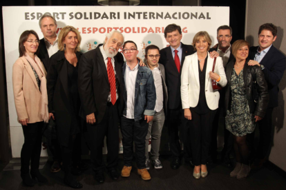 Imagen de la comitiva del Consejo de Administración del Nàstic con Rubén Almazán y Álvaro Cano.