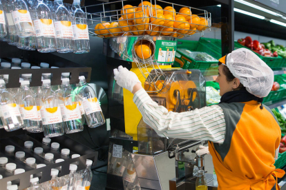 Imatge de la màquina per fer suc de taronja natural amb el que compta el nou model de botiga.