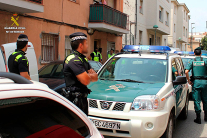 Plano abierto de la operación antidroga en Torreforta, en Tarragona, con varios agentes de la Guardia Civil.