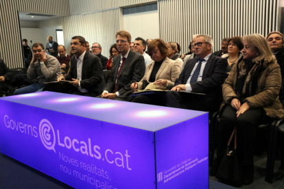 Imatge de la sessió territorial de debats sobre governs locals, al centre cívic de Tortosa, amb la consellera Meritxell Borràs, l'alcalde de Tortosa, Ferran Bel, a l'esquerra, i el delegat del Govern a l'Ebre, Xavier Pallarès.