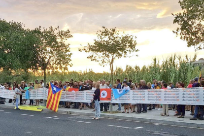 Más de un centenar de personas se han concentrado ante|delante de la Guardia Cvil en Tarragona.