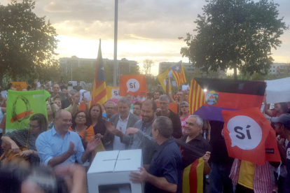 Personas concentradas para dar apoyo al director de El Habitante de Valls ante|delante de la Guardia Civil de Tarragona.