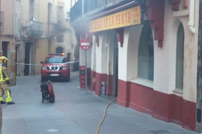 Cuatro dotaciones de Bomberos se desplazaron hasta la peña barcelonista para extinguir el fuego.