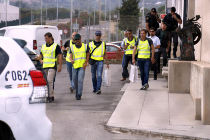 Comitiva d'agents de la Guàrdia Civil sortint de la impremta de Constantí amb dues bosses després de fer-hi un registre relacionat amb el referèndum de l'1-O.