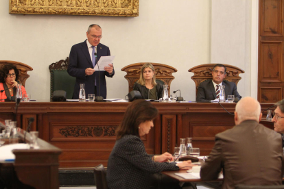 L'alcalde Carles Pellicer amb Noemí Llauradó (ERC) i Jordi Cervera (Ara Reus) durant un ple.