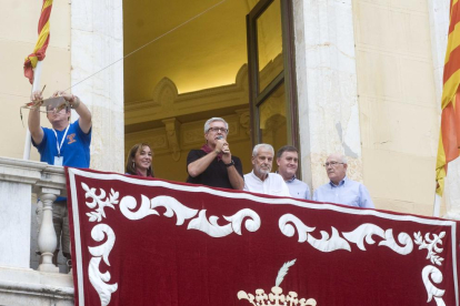 El alcalde haciendo la Crida a las Fiestas desde el balcón del Palau Municipal.