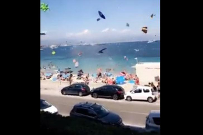 Captura d'imatge del vídeo on es pot veure com va afectar el vent a la platja.