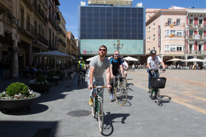 Ciclistas de BiciCamp circulan por la Plaça Mercadal.