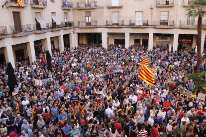 Miles de personas concentradas en la plaza del Ayuntamiento de Tortosa este 3 de octubre.