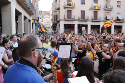 Un grup de músics interpretant 'Els Segadors' a la plaça de l'Ajuntament de Tortosa, aquest 3 d'octubre.