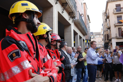 Efectius de Bombers mentre parlava l'alcalde de Tortosa, Ferran Bel, aquest 3 d'octubre.