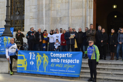 El manifest llegit a la concentració ha demanat seguretat i col·laboració per part de ciclistes.