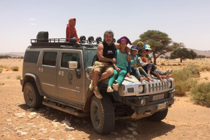 Fernando Gutiérrez, amb un grup de nens que viuen al desert en una situació precària.